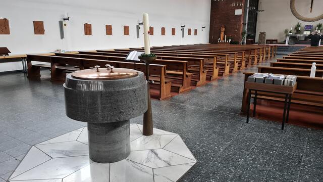 Im Duisburger Süden sind weitere Kirchenschließungen nicht ausgeschlossen. Die Wedauer St. Josephskirche ist seit wenigen Tagen dicht. Der Taufbrunnen, Kerzenständer und sogar die Kreuzwegstationen sind nur einige der Gegenstände der Wedauer Joseph-Kirche, die in eine Kirchengemeinde in Polen umziehen.