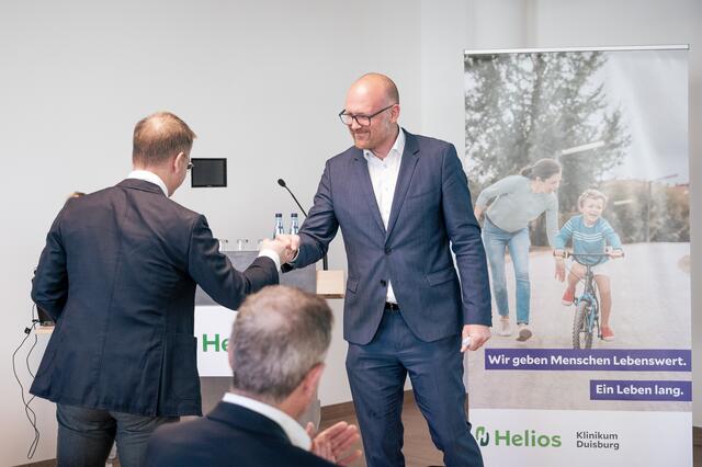 Helios Finanzvorstand Jörg Reschke begrüßt OB Sören Link, im wahren Sinn des Wortes „ein Kind des St. Johannes“.