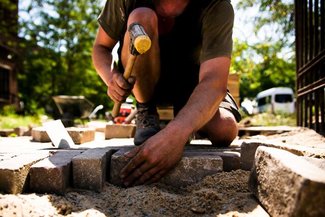 Lohn-Plus fürs Pflastern: Wer im Garten- und Landschaftsbau arbeitet, bekommt jetzt deutlich mehr Geld. Die Gewerkschaft IG BAU rät Beschäftigten, ihre aktuelle Lohnabrechnung zu prüfen.