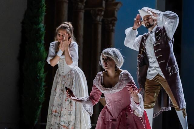 Ein verwirrendes Spiel, von links: Giulia Montanari (Sandrina), Christina Clark (Serpetta) und Dmitry Ivanchey (Belfiore).
