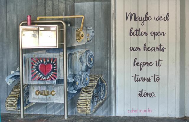 Fertig ...
"Maybe we´d better open our hearts before it turns to stone."
(Samara Blue)