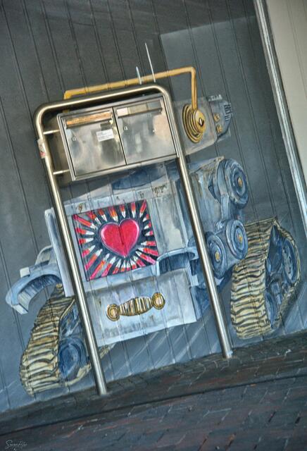 Fertig ...
Ein lustiger kleiner Roboter begrüßt die Besucher spielt den Türsteher für´s Seidenweberhaus.

Complete ...
A funny little robot greets the visitors and plays the bouncer for the silk weaver's house. | Foto: Samara Blue Urbex Art