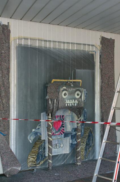 2. Maltag
Erstaunlich, wie einen Tag später das Ganze schon ein Gesicht bekommt. Wenngleich es noch etwas grummelig wirkt ...

2. Maltag
Erstaunlich, wie einen Tag später das Ganze schon ein Gesicht bekommt. Wenngleich es noch etwas grummelig wirkt ... | Foto: Samara Blue Urbex Art