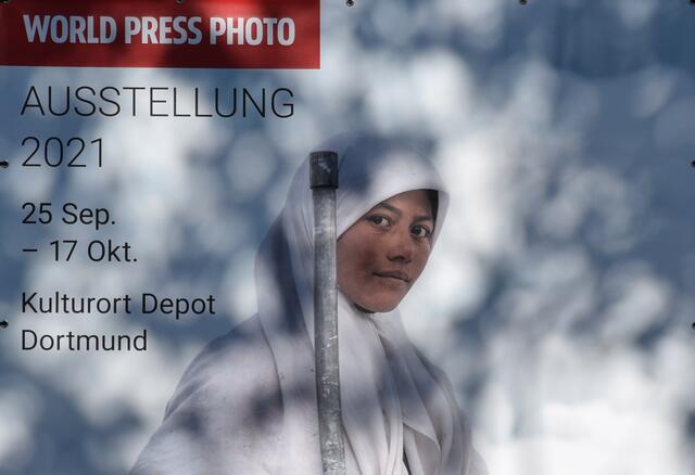 Ein Mädchen aus der betroffenen Region, die beim Bau mehrerer Eisstupas geholfen hat