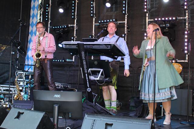 Foto © Jürgen Thoms - Bunt gemixt aus der Serie: Holzwickede feierte zum ersten Mal Oktoberfest - Band „Koa Ruhr“ mit Jörg Budde, Sebastian Schmitt-Rosenblatt und Henrike Tönnes