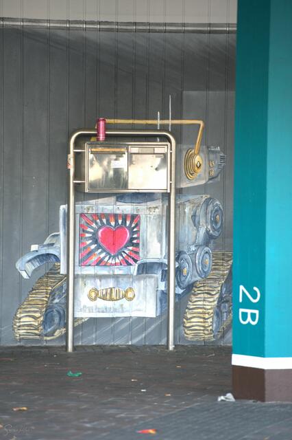 Fertig ...
Zwei alte Briefkästen werden die Augen eines herzigen Roboters. Offensichtlich spontan hat Tony Cuboliquido diesen als Kernpunkt für seiner Performance genommen.

Complete ...
Two old mailboxes become the eyes of a lovable robot. Obviously on the spur of the moment, Tony Cuboliquido took this as the central point for his performance. | Foto: Samara Blue Urbex Art