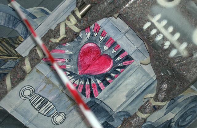 2. Maltag
Doch, das Herz fasziniert mich jetzt schon ...

2nd painting day
But, the heart already fascinates me ... | Foto: Samara Blue Urbex Art