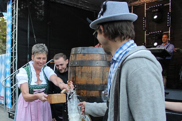 Foto © Jürgen Thoms - Bunt gemixt aus der Serie: Holzwickede feierte zum ersten Mal Oktoberfest - Bürgermeisterin Ulrike Drossel und Veranstalter Andreas Opitz Eventmanagement
