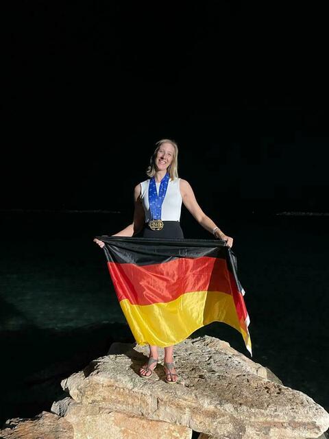 Athletin Jennifer Wendland präsentiert stolz ihre zwei Gold- und eine Bronzemedaille.