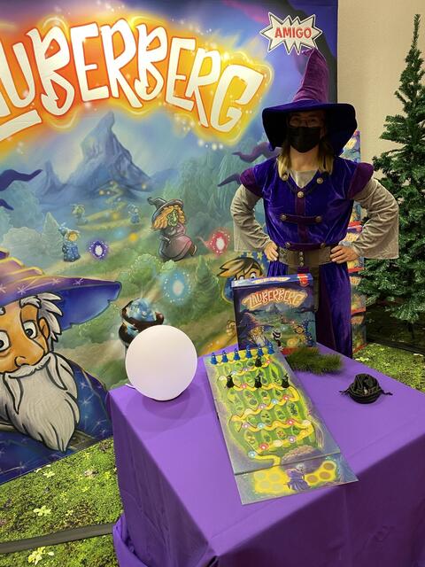 Der Zauberberg von AMIGO ist ein liebevoll gestaltetes Kinderspiel mit Rollmechanismus.