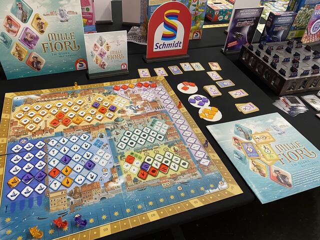 "Mille Fiori" von Reiner Knizia ist bei Schmidt Spiele erschienen und entführt die Spieler zu den italienischen Glasbläsern.