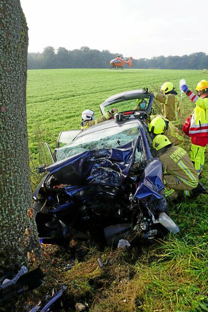 Im Bildhintergrund sieht man hier den gerade landenden Rettungshubschrauber.