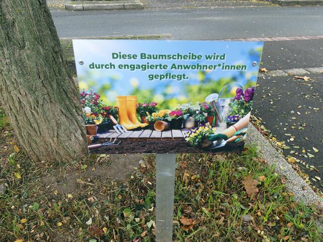 So werden die von Baumpaten gepflegten Baumscheiben gekennzeichnet.