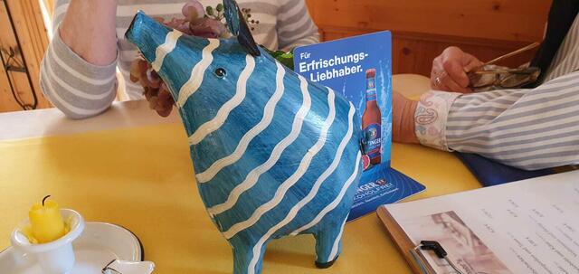das blau weiße Schweinchen auf dem Tisch...:-))