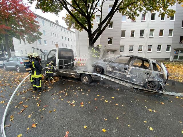 Erst die Feuerwehrleute konnten den komplett ausgebrannten Kleinwagen vom Pkw-Transporter abladen.