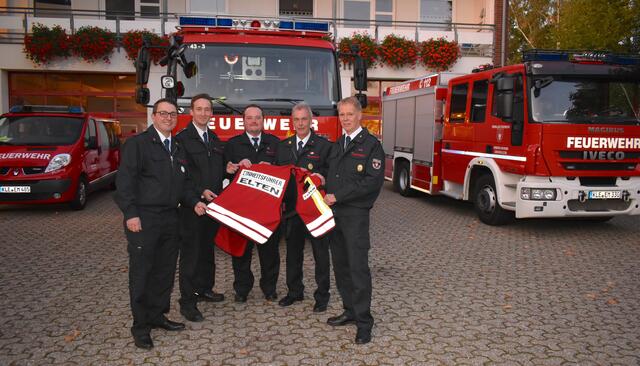 Wechsel bei der Führung Eltener Feuerwehr: Fabian Smink, Bastian Liske, Andreas Buiting, Hans Hegmann und Gert Dörning.