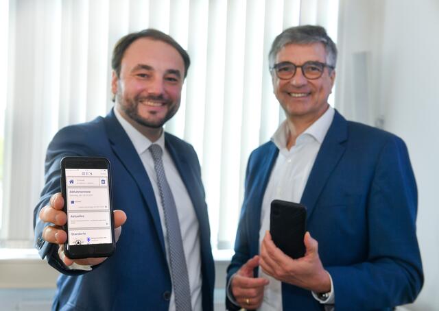 Umweltdezernent Peter Vermeulen (rechts) und MEG-Geschäftsführer Timo Juchem präsentieren die neue App der MEG.