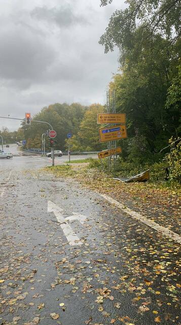 Der Sturm hinterlässt ein Bild der Verwüstung auf Bochums Straßen. | Foto: Feuerwehr Bochum