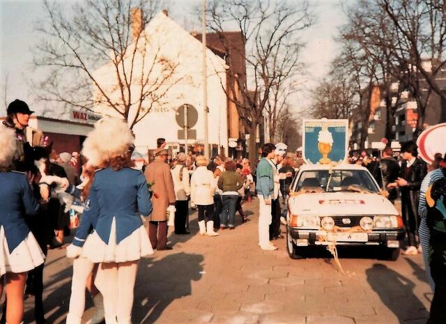 Auch den Karnevalisten haben die Wingenters für ihren Neumühler Viertelzug gerne mal mit Fahrzeugen ausgeholfen. Dem Stadtteil ist die Familie immer verbunden geblieben.
Foto: Archiv Wingenter
