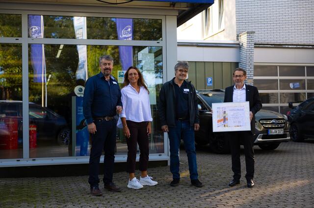 Marc, Andrea und Ralf Wingenter (v.l.) haben ein schmunzelndes "Kinder, wie die Zeit vergeht" auf den Lippen, als sie die IHK-Ehrenurkunde zum 50-Jährigen Bestehen erhielten.
Foto: Roland Gnauk
