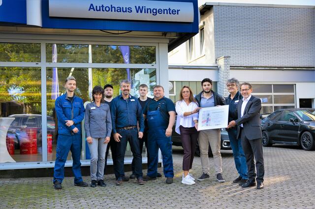 Ehre, wem Ehre gebührt. Das Wingenter-Team freut sich über die Ehrenurkunde der IHK.
Foto: Roland Gnauk
