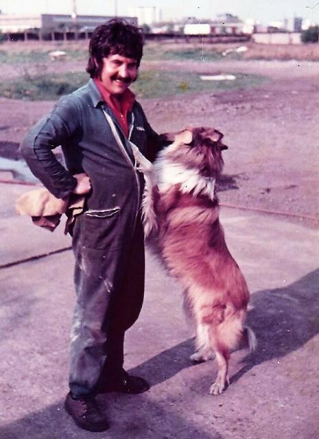 Zwischen der Arbeit gab es für Klaus Wingenter immer mal entspannte Momente beim Spielen mit seinem Hund.
Foto: Archiv Wingenter 
