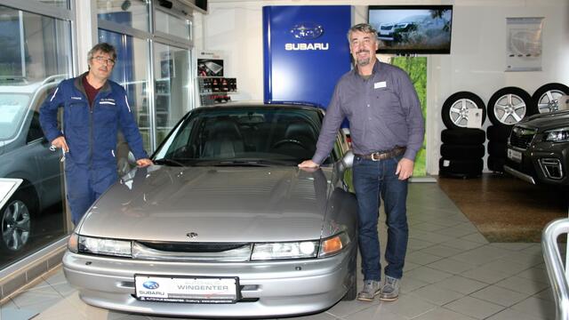 Stolz sind Ralf und Marc Wingenter auch auf den 30 Jahre alten Subaru, mit dem es nicht selten zu Oldie- und „Young-Timer“-Treffen geht. 
Foto: Reiner Terhorst
