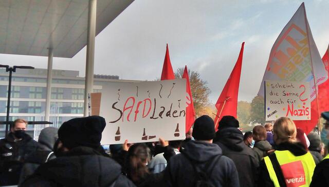 Noch einige Impressionen von der Polizeibarriere am U-Bahnausgang, die den komfortabeln Zugang der AFD-Delegierten zur grugahalle sichern sollte. Hier einige Self-made Plakate, Fahnen der Linken und natürlich vorn mit dabi die Flagge von ESSQ. | Foto: Walter Wandtke