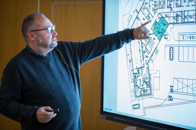 Dr. Uwe Heinen erläuterte ausführlich die Pläne und teilte einige noch unbekannte Details mit.