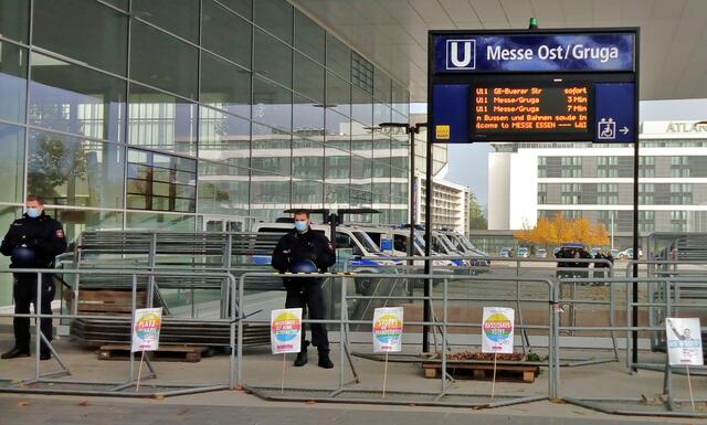 Polizei und weiträumige Absperrgitter am U-Bahnausgang zum Messegelände und der Grugahalle. AFD-Delegierte des Parteitags konnte den großen Vorplatz gänzlich ungestört und allein genießen. Ob die AFD`ler*innen da die Protestkundgebung hinten an der Norbertstrasse überhaupt bemerkt haben?   | Foto: Walter Wandtke