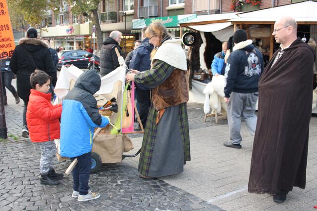 Auch für die Kinder gibt es zahlreiche Aktionen und Mitmach-Möglichkeiten, um sich spielerisch in die Zeit der Ritter und Knappen versetzen zu lassen.
 | Foto: Reiner Terhorst