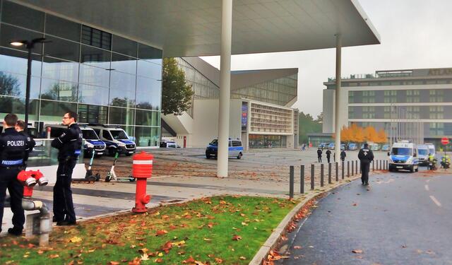 Dort wo auf dem Foto jetzt die Polizeifahrzeuge postiert sind, waren bei ähnlichen Veranstaltungen eigentlich immer auch die Bereiche für Gegenkundgebungen zugelassen. Aber die AFD-delegierten brauchten für ihren Landesparteitag wohl besonders viel Freiraum. | Foto: Walter Wandtke