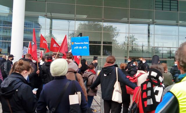 Die Kundgebung vor der Polizeiabsperrgrenze U-Bahnausgang Grugahalle. Sehr schön auf dem blau-weissen Plakat die Erinnerung an eine gelungene  Aktion des "Vereins für politische Schönheit". Mit dem "Flyer Service Hahn" konnten einige Tonnen von Propagandamaterial der AFD ohne Umschweife und ohne kostentreibende Rechtsfolgen gleich dem Altpapaier zugeführt werden. Unter dem Stichwort "Flyer Service Hahn" sind dazu im Internet erbauliche Details zu erfahren. | Foto: Walter Wandtke