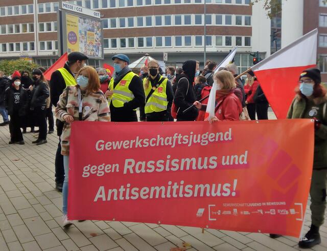 Transparente aus der Protestkundgebung gegen den AFD-Landesparteitag - Hier ein Motto der VERDI und der Gewerkschaftsjugend des DGB - im Hintergrund die Norbertstrasse. | Foto: Walter Wandtke