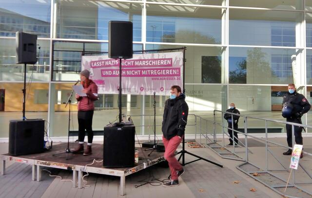 Sonja Neuhaus - hier mit einem Redebeitrag zur Einschätzung der AFD-Politik aus Sichts des DGB, darüber hinaus aber ist Sonja Neuhaus auch seit vielen Jahren wichtige Akteure bei "Essen stellt sich quer" | Foto: Walter Wandtke