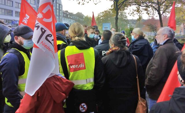 Intensive Debatten zwischen Teilnehmer*innen der Kundgebung gegen den AFD-Parteitag und Polizeikräften. | Foto: Walter Wandtke