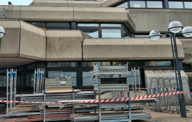 Tag 0 - The day before 
Leider kann man die Front durch die Gerüstteile nicht vollständig sehen. Aber die wunderschöne Veränderung, die die Sonja für uns mit nach Krefeld gebracht hat, ist auch so deutlich zu sehen.
Day 0 - The day before
Unfortunately, you cannot see the whole front through the scaffolding. But the wonderful change that Sonja brought to Krefeld for us can also be seen so clearly. | Foto: Samara Blue Urbex Art