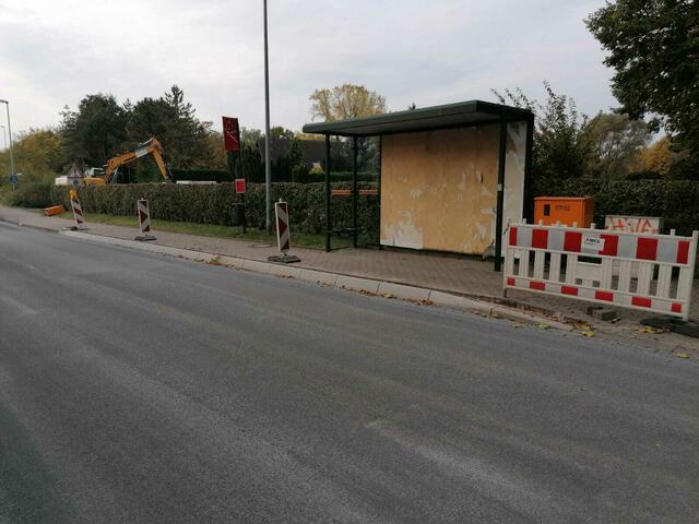 Alle drei Bushaltestellen an der Kreuzstraße sollen nun vorzeitig barrierefrei umgebaut werden, da die Straße zurzeit ohnehin eine neue Asphaltdecke erhält. Die Bushaltestelle „Kleine Laake“ befindet sich gerade im Umbau.