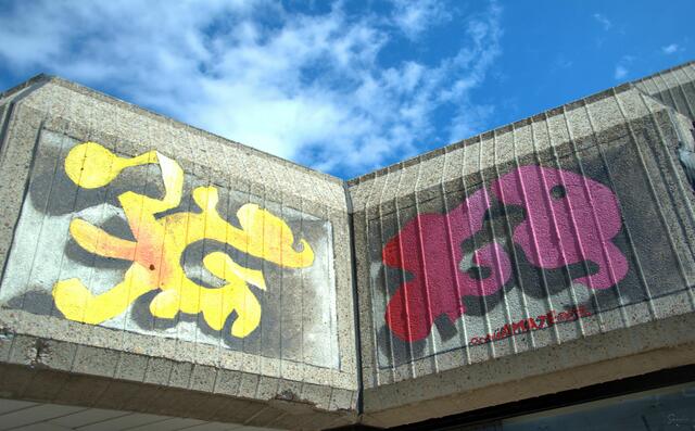 "Alles oder nichts ..."
... können diese Bilder bedeuten, sagt die Künstlerin. 
Sonnenflecken kann ich erkennen in dem linken Bild.
"All or nothing ..."
... these pictures can mean, says the artist. I can see sunspots in the picture on the left. | Foto: Samara Blue Urbex Art