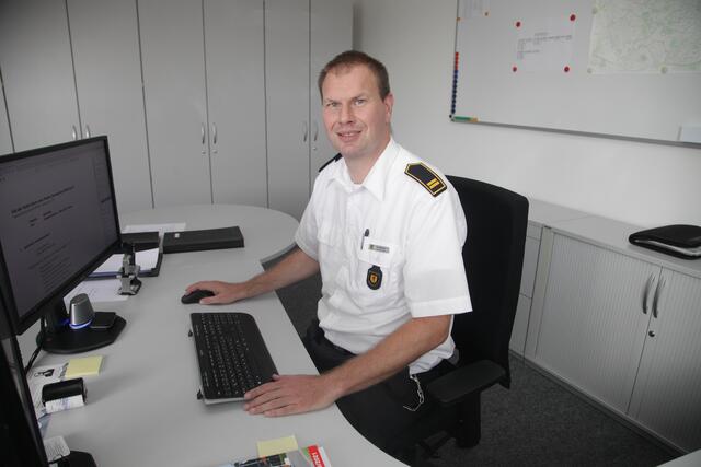 Das Büro ist in den meisten Fällen der "Einsatzort" für Christian Märkert. Der Feuerwehr-Chef lenkt von hier "seine Feuerwehr".