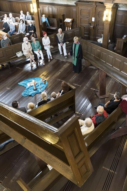 Durch die Anordnung der Kirchenbänke ist im Kirchenschiff eine neue Mitte entstanden.