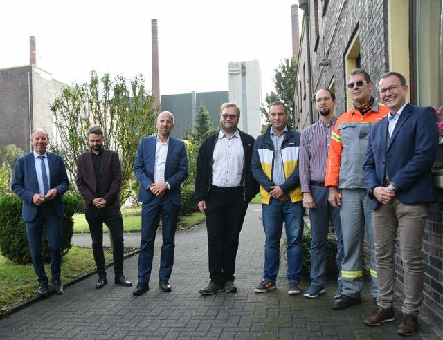 Oberbürgermeister Bernd Tischler gemeinsam mit mit Arbeitsdirektor und Geschäftsführer Michael Hehemann von ArcelorMittal Bremen, dem Standortleiter Dr. Thomas Degen und dem Projektteam. Foto: Stadt Bottrop