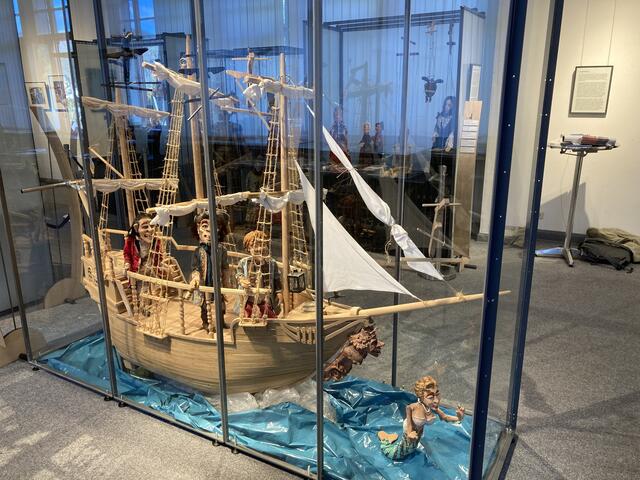 Requisiten der Lüdenscheider Marionettenbühne Mummenschanz sind ebenfalls im Deutschen Drahtmuseum zu sehen. Foto: Ulla Erkens/ Märkischer Kreis.