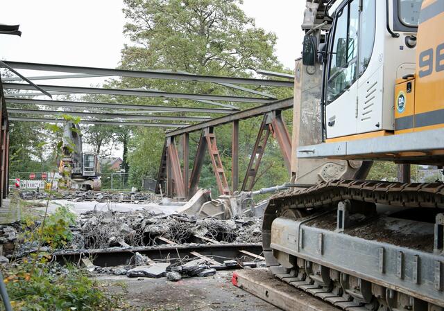Zwei große "Monster-Bagger" knabbern die Cölve-Brücke Stück für Stück ab. Das Stahlgerüst wird danach in kleine Teile geschnitten.
