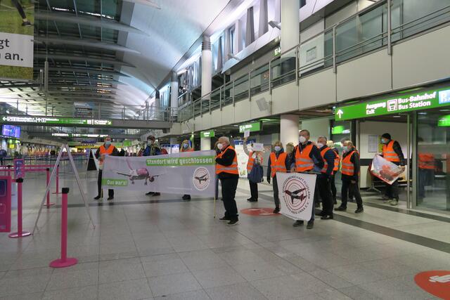 Einmarsch ins Terminal: rechts am Banner SGF-Vorsitzender Mario Krüger. | Foto: SGF/Schwalgin