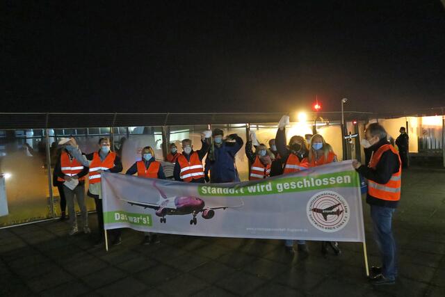 Winke, winke auf der Besucherterrasse. "Das war's! Standort wird geschlossen", stand es auf diesem SGF-Banner. Auf der Besucherterrasse winkten die Fluglärmgegner dem letzten in Wickede stationierten Wizz Air-Flieger beim Abflug nach. | Foto: SGF/Schwalgin