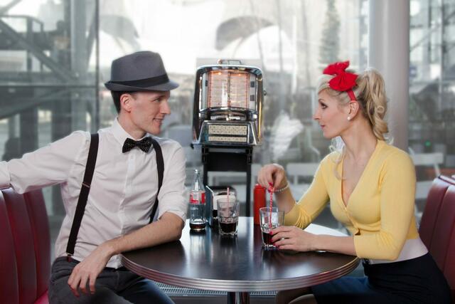 „Sing Baby Sing“ heißt die Schlagerrevue mit Lissy und Herrn Timpe, die man am Mittwoch, 3. November, um 20 Uhr im Ratinger Stadttheater (Europaring 9) erleben kann.