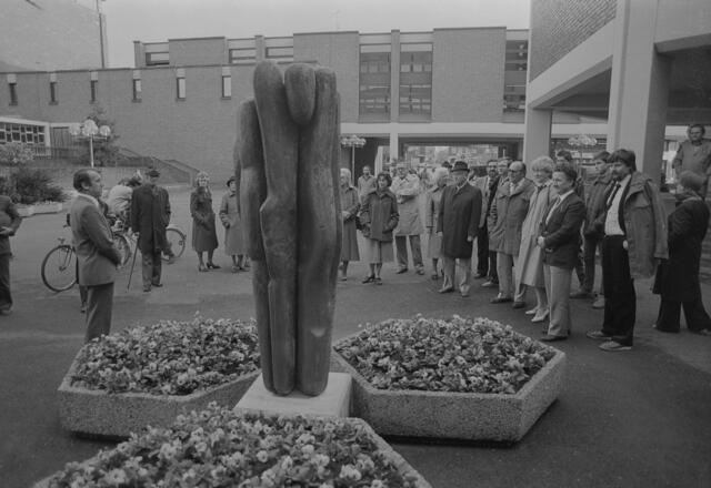 Feierliche Übergabe der Skulptur "de Hand" am 28. Oktober 1981. Das Kunstwerk steht öffentlich zugänglich im Rathaus-Innenhof der Stadt Wesel.