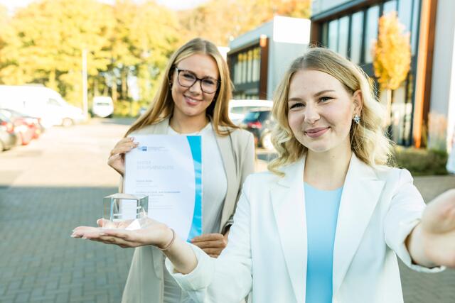 Regina Betke freut sich über die Auszeichnung als Ausbildungsbeste zusammen mit LASE-Marketingleiterin Sarah Pietz.