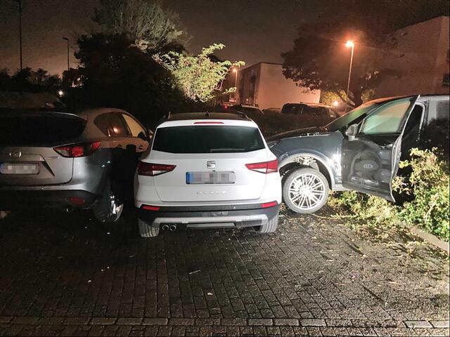 Der Cayenne rutschte durch eine Hecke und stieß dort in die Seite eines Seat Ateca.